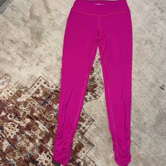 Beyond Yoga Pants - EUC BEYOND YOGA ESSENTIAL GATHER LEGGING SIZE MEDIUM